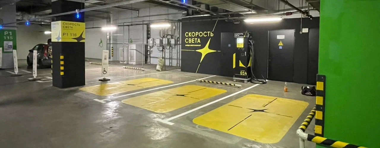 Три жёлтых парковочных места с фирменной звездой перед станцией «Скорость Света» в паркинге ТЦ